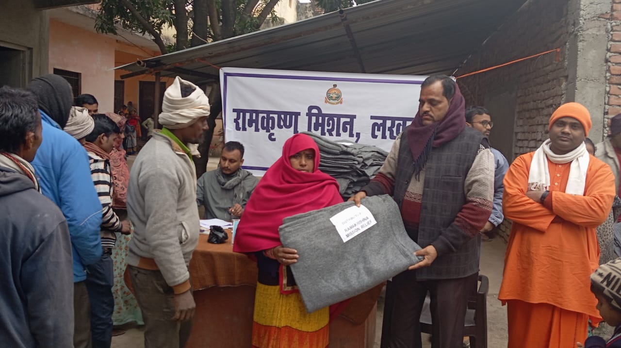 गोंडा : ठंड से बचाव के दृष्टिगत राम कृष्ण मिशन लखनऊ के तत्वावधान में गरीबों व जरूरतमंदों को वितरित किया गया कंबल