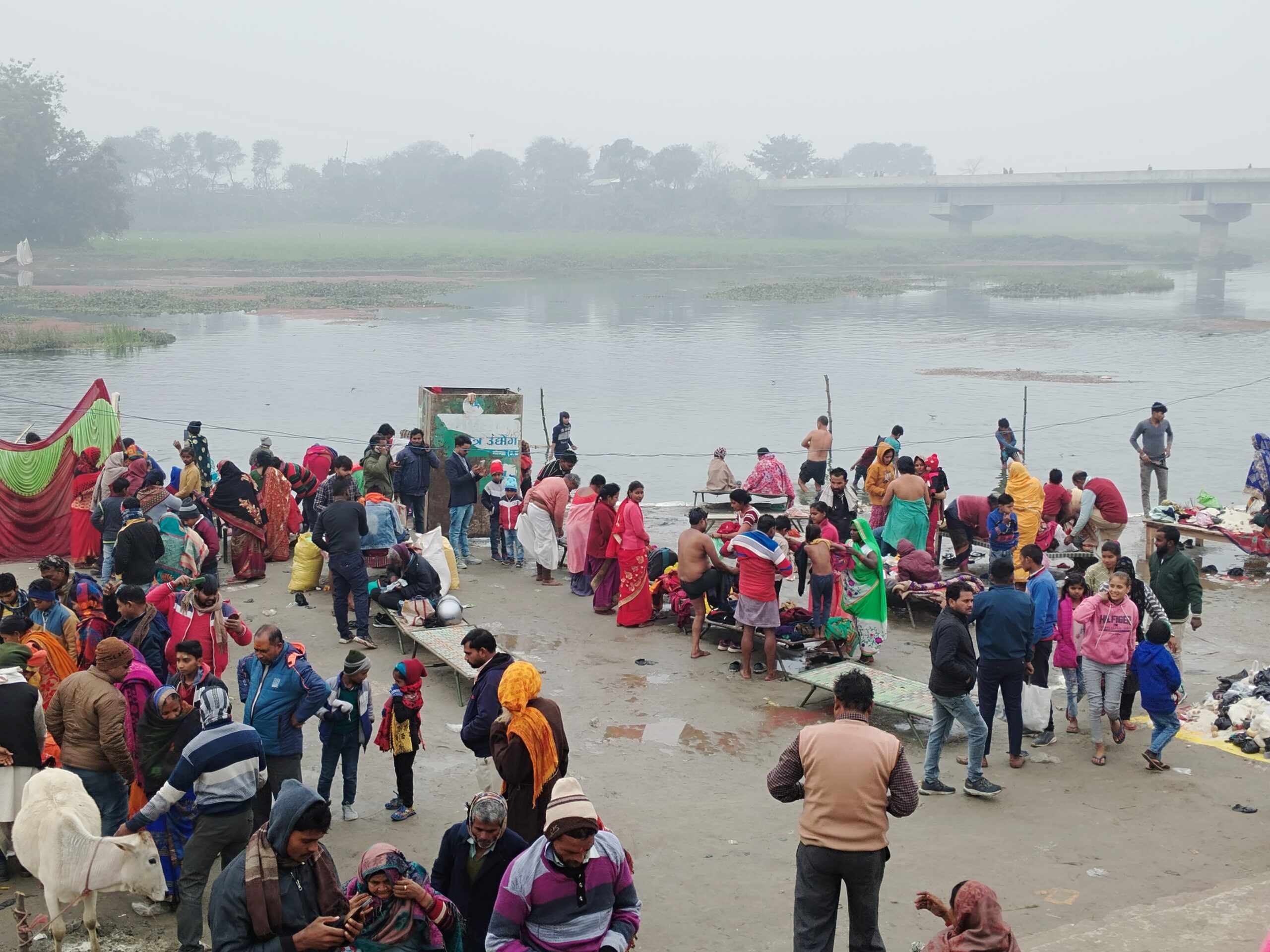 गोंडा : सूकरखेत पसका में जादू, झूला, मौत कुंआ सर्कस मनोरंजन देखने के लिए उमड़ी श्रद्धालुओं की भीड़