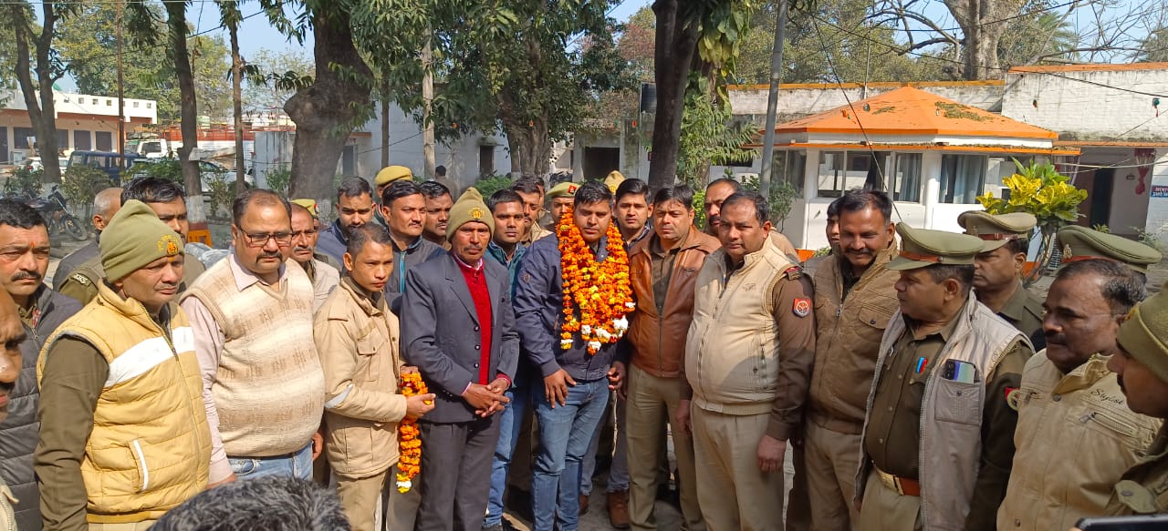 गोंडा : स्थानांतरण पर फूल माला पहनाकर भावभीनी आंखों से थाना परसपुर में कांस्टेबल मोहर्रिर के पद पर रहे ललित सिंह को दी गई विदाई
