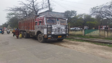 गोंडा : डेहरास चौराहे के पास हुआ हादसा , बेकाबू ट्रक ने बाइक सवार को सामने से मारी टक्कर
