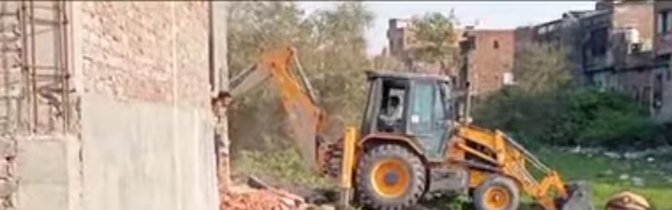 गोंडा : होलिका दहन स्थल पर अवैध अतिक्रमण पर चला बुलडोजर