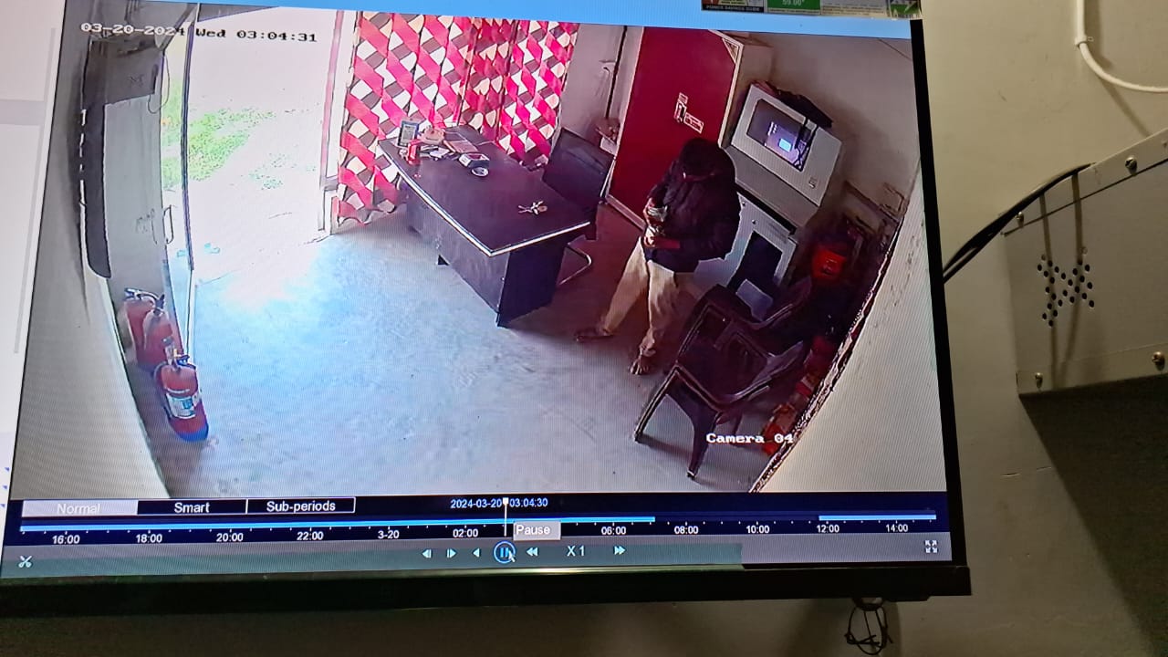 गोंडा : पेट्रोल पंप पर कार्यरत कर्मी ने आलमारी से हजारों रूपए लेकर हुआ फरार