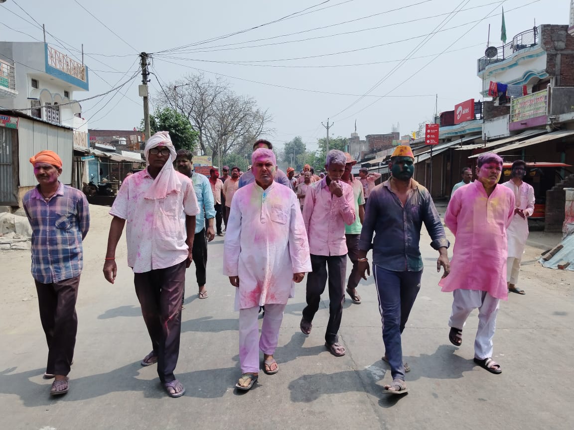 गोंडा : कस्बे में रंग बिरंगे अबीर गुलालों के साथ धूमपूर्वक खेली गई कपड़ा फाड़ होली