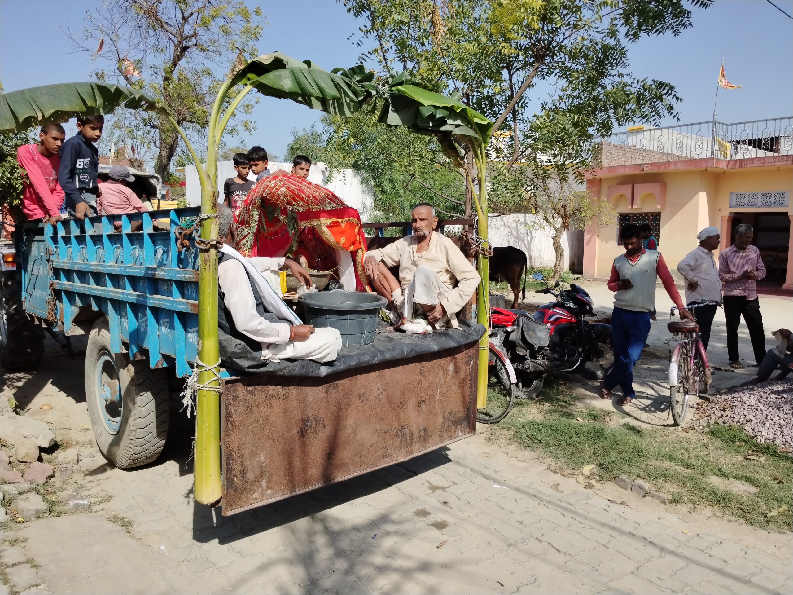 गोंडा : शिवरात्रि के पावन पर्व के शुभ अवसर पर शिव बारात राजा टोला परसपुर समेत जगह जगह किया गया भव्य स्वागत