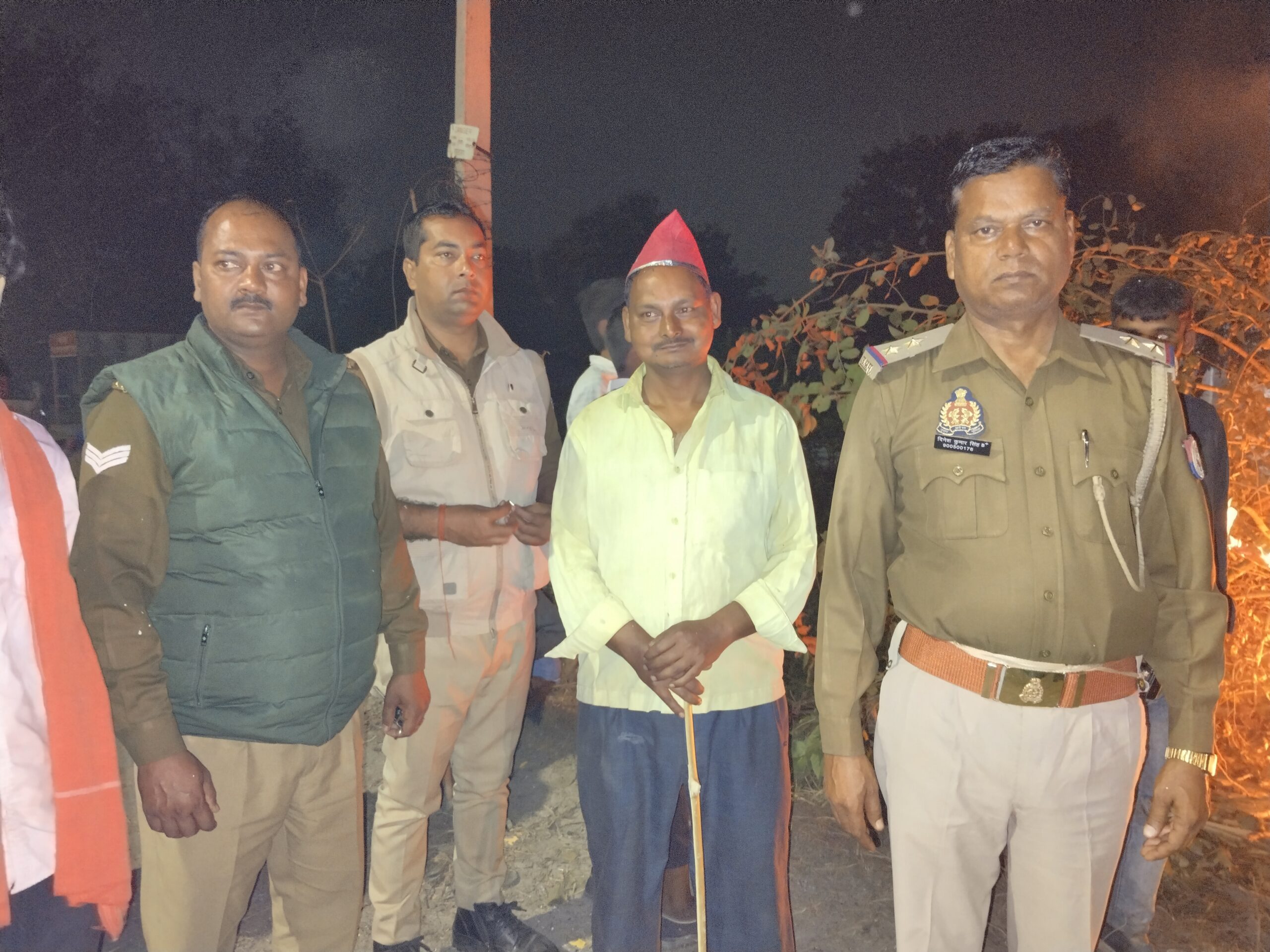 गोंडा : नगर पंचायत परसपुर में संस्कृत पाठशाला के पास पुलिस की मौजूदगी में किया गया होलिका दहन