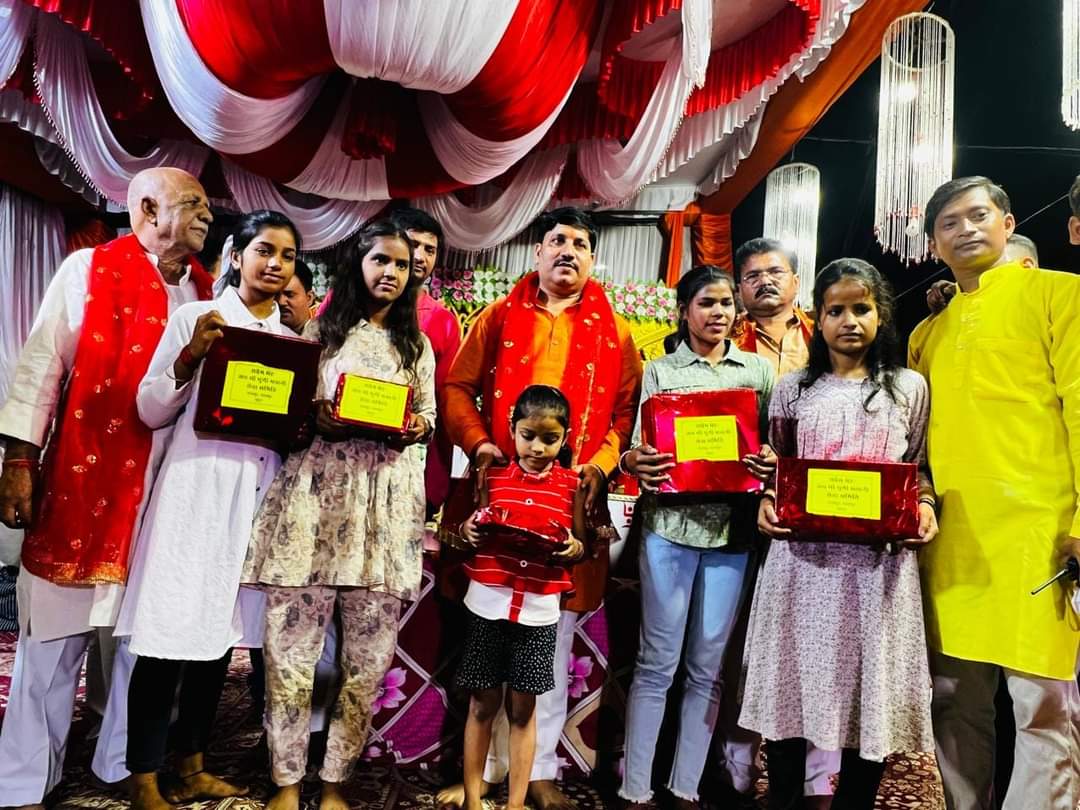 गोंडा : श्री मद देवी भागवत कथा के छठवें दिन हुआ महाआरती एवं थाल प्रतियोगिता का आयोजन