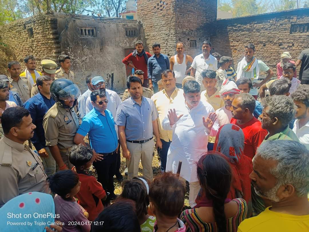 गोंडा : अज्ञात कारणों से लगी आग , 25 घर की गृहस्थी का सामान जलकर राख , तकरीबन 29 मवेशी की जलकर मौत , विधायक अजय सिंह ने मौके पर पहुंच कर सरकारी सहायता दिलाने का दिया आश्वासन