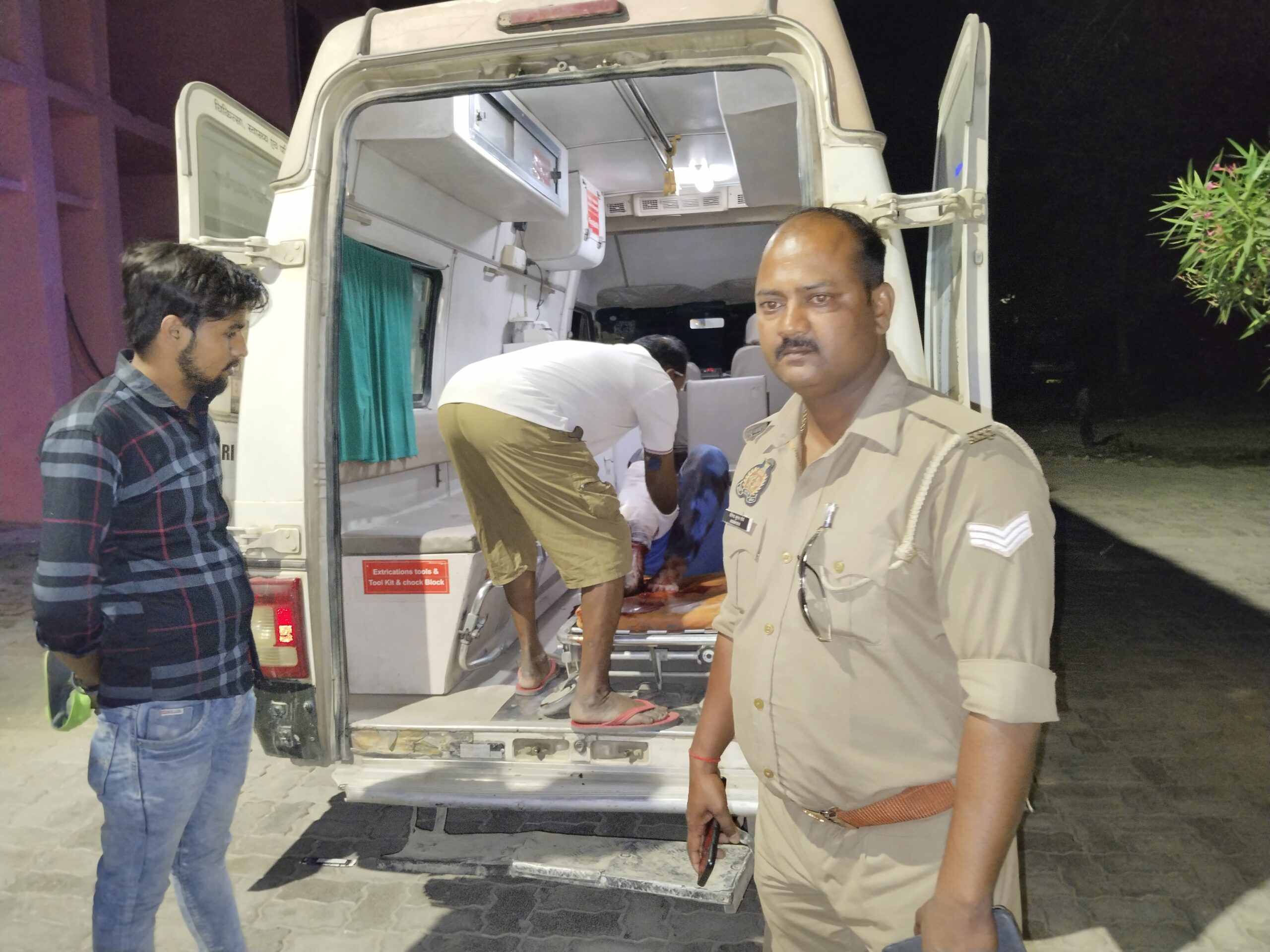 गोंडा : रिश्तेदारी से वापस लौट रहे बाइक सवार को ट्रक ने रौंदा पति , पत्नी गंभीर रूप से घायल , जिला अस्पताल रेफर