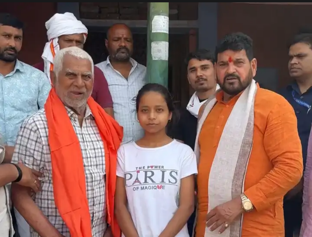 गोंडा : तृप्ति सिंह ने यूपीएससी की परीक्षा में लहराया परचम कैसरगंज सांसद ने उनके आवास पर पहुंचकर बेटी की सफलता पर दी बधाई