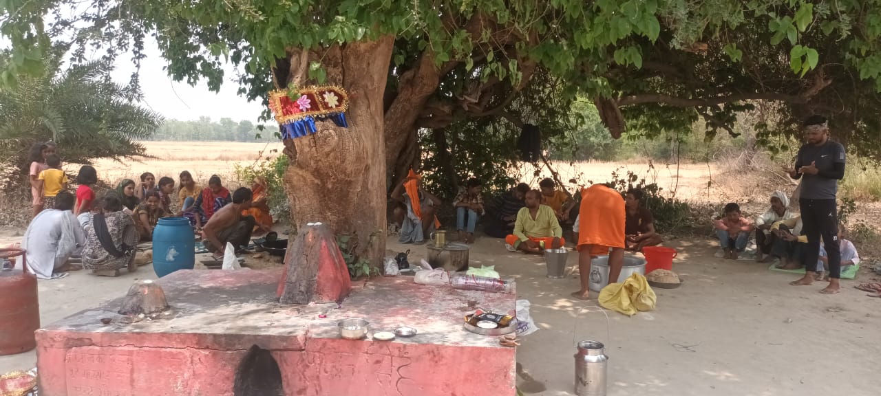 गोंडा : काली माता के स्थान पर भंडारे का किया गया आयोजन