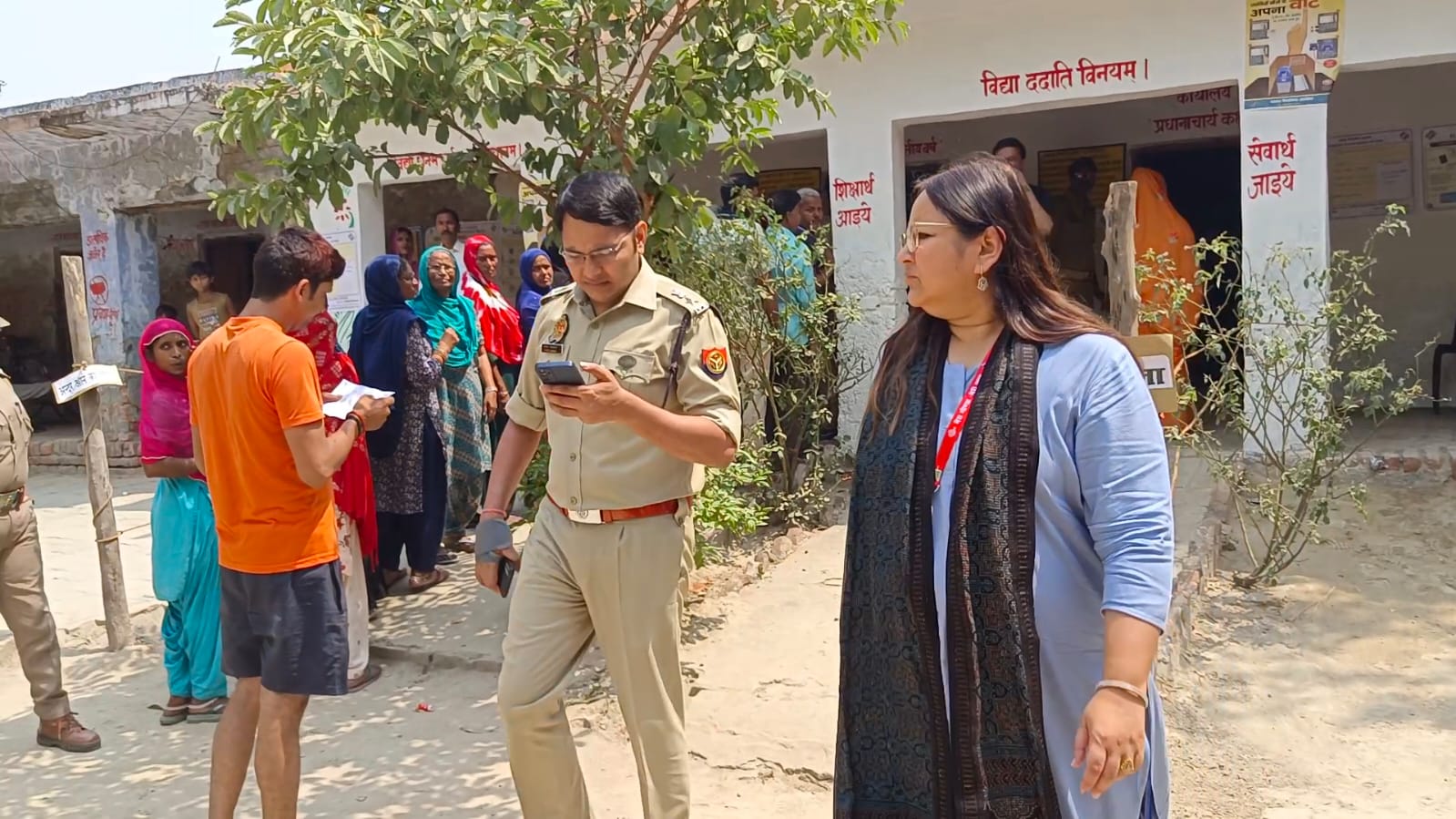 गोंडा : तुलसी स्मारक इंटर कॉलेज व संस्कृत पाठशाला पहुंचकर डीएम व पुलिस अधीक्षक ने किया औचक निरीक्षण