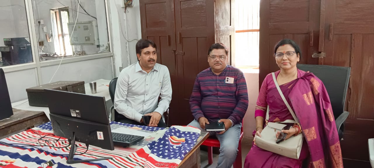 गोंडा : निदेशक डाक गोरखपुर रीजन आरबी चौधरी व डाक अधीक्षक गोंडा मंडल किरन सिंह ने उप डाकघर परसपुर का किया निरीक्षण