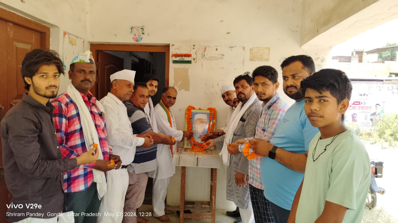 गोंडा : श्रद्धांजलि अर्पित कर मनाई पं0 जवाहरलाल नेहरू की पुण्यतिथि