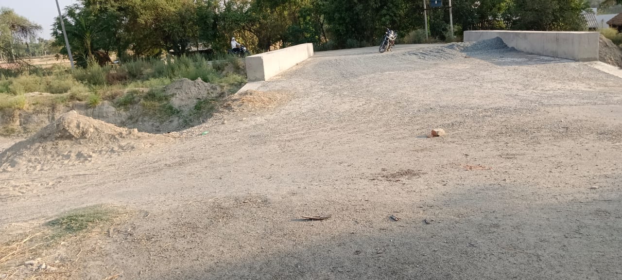 गोंडा : सरयू नहर पुल के गड्ढे बने जानलेवा, विभागीय अधिकारी मौन