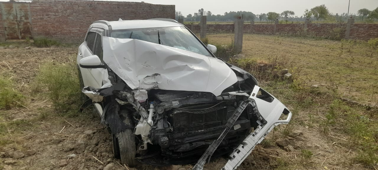 गोंडा : कार और डीसीएम में टक्कर बाल बाल बचे कार सवार