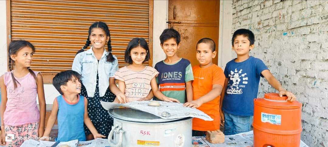 गोंडा : बच्चों ने आपस मे मिलकर बजरंग बली की पूजा अर्चना करने के पश्चात किया हलुआ का वितरण