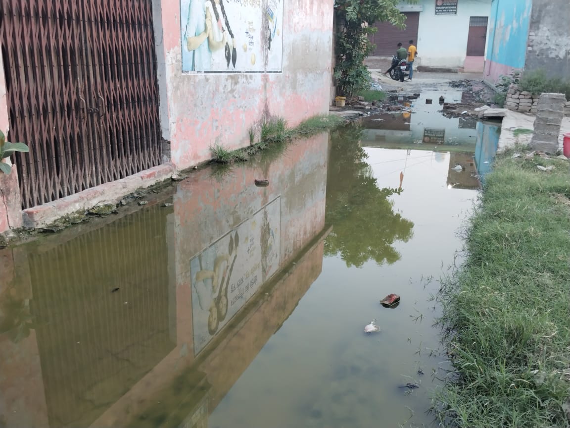 गोंडा : बजबजाती नालियां, वार्डों में बहता दूषित पानी, परसपुर नगर पंचायत की बनी पहचान