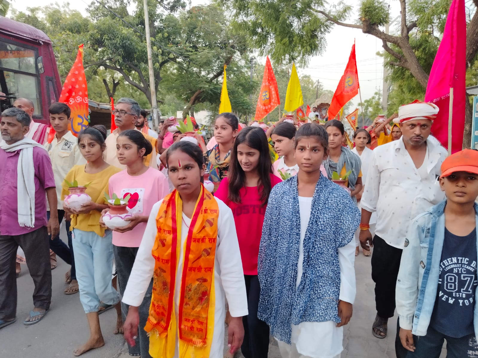 गोंडा : श्री मद भागवत कथा से पहले गाजे बाजे के साथ धूमधाम से निकाली गई कलश यात्रा