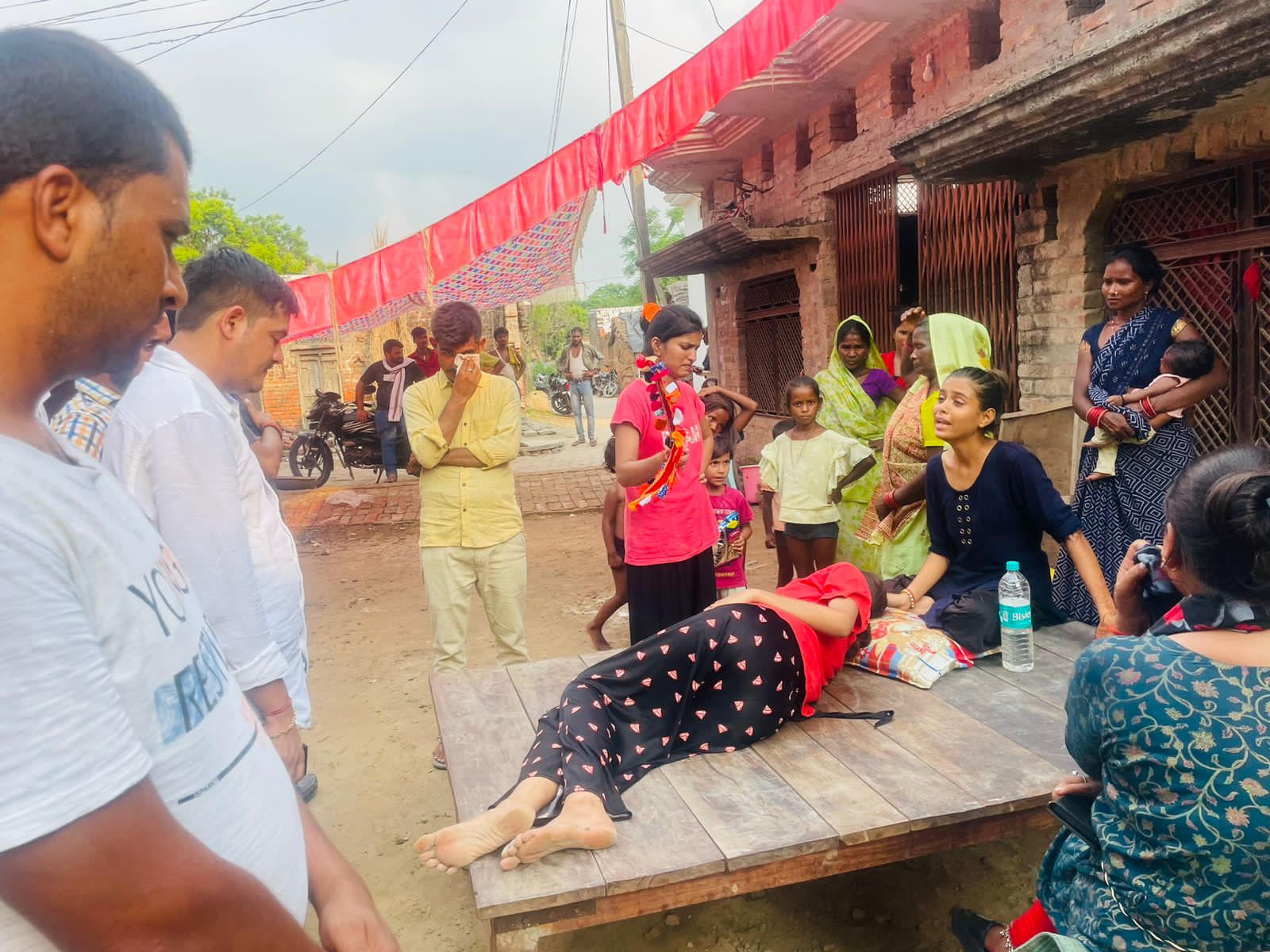 गोंडा : परसपुर हत्याकांड: आरोपी की गिरफ्तारी को लेकर DGP उत्तरप्रदेश से वार्ता करते हुए छात्र पंचायत अध्यक्ष शिवम पांडेय