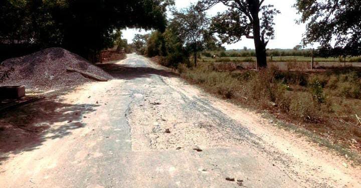 गोंडा : परसपुर से धर्मनगर तक का बिगड़ता हुआ सड़क मार्ग: ग्रामीणों की मांग सुरक्षित यात्रा की"