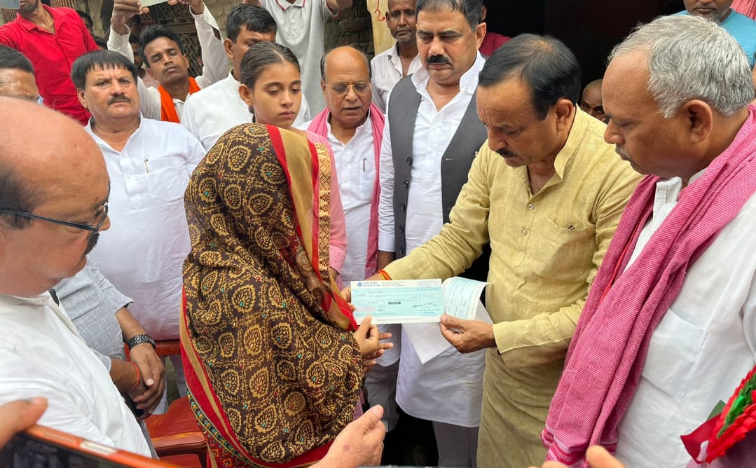 गोंडा : सपा ने दिवंगत नेता ओम प्रकाश सिंह के परिवार को 5 लाख रुपये की दी आर्थिक सहायता