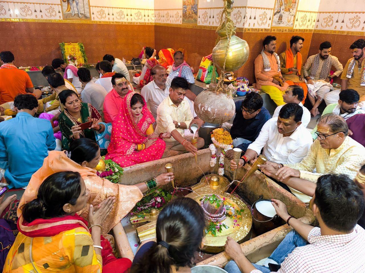 वाराणसी महिला व्यापार मंडल अध्यक्ष हिंदू शेर सेना महिला प्रकोष्ठ राष्ट्रीय उपाध्यक्ष सुनीता सोनी के नेतृत्व में सुख शांति के लिए महामृत्युंजय मंदिर में रुद्र अभिषेक किया......