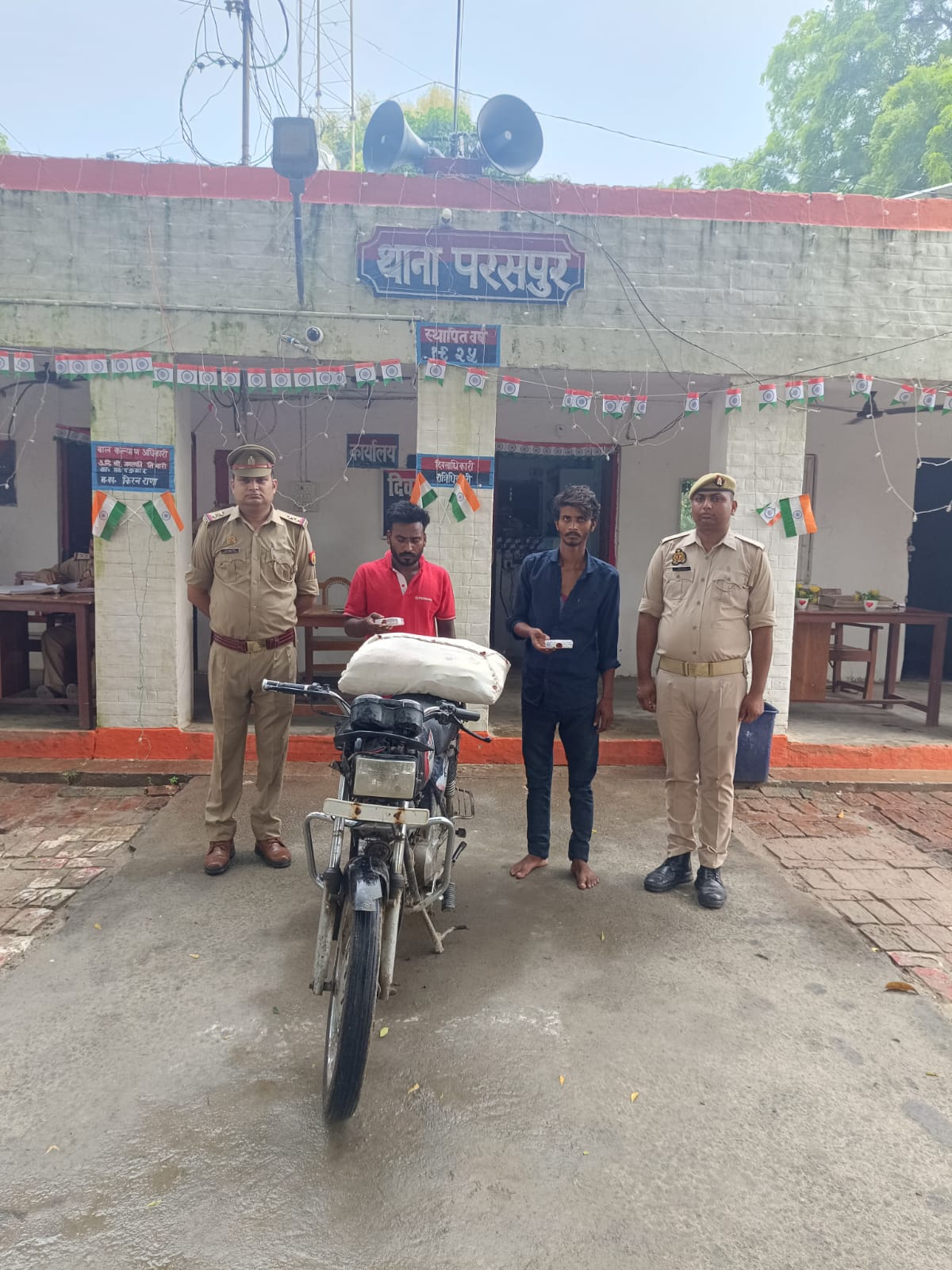 गोंडा : एसपी के निर्देशन में परसपुर पुलिस की बड़ी कार्रवाई, दो अभियुक्त गिरफ्तार