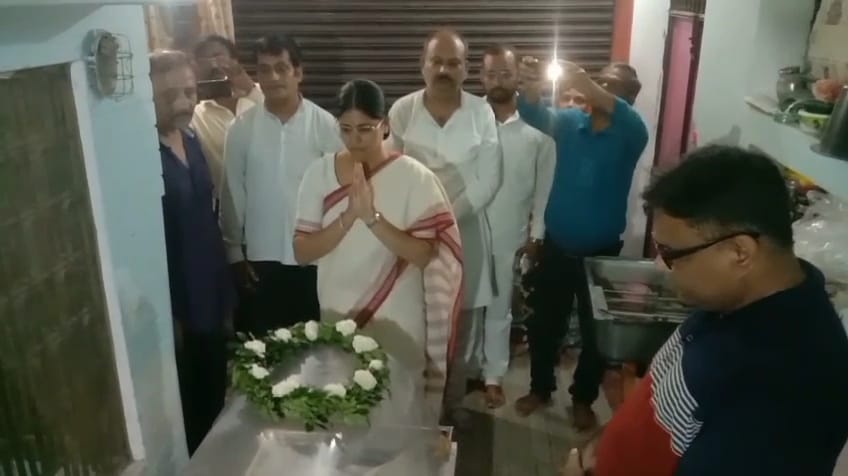 केंद्रीय मंत्री श्रीमती अनुप्रिया पटेल ने पद्मश्री व प्रसिद्ध कजरी गायिका अजिता श्रीवास्तव के आवास पर पहुँच कर दिवंगत आत्मा को दी श्रद्धांजलि।
