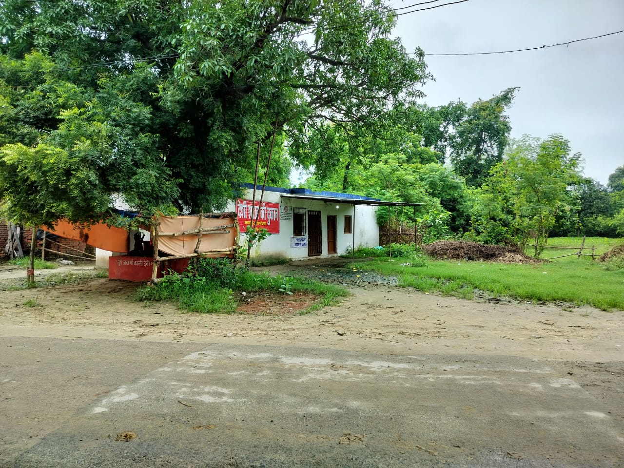 गोंडा : महिला सुरक्षा और धार्मिक आस्था को ठेस: नियम विरुद्ध शराब की दुकान हटाने की मांग