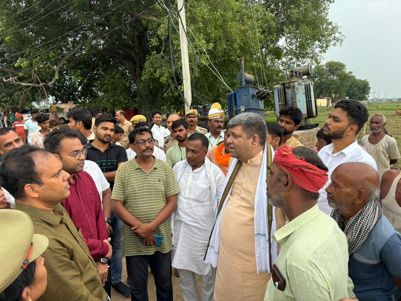 केबिनेट मंत्री आशीष पटेल ने बाढ़ प्रभावित क्षेत्र का किया निरीक्षण