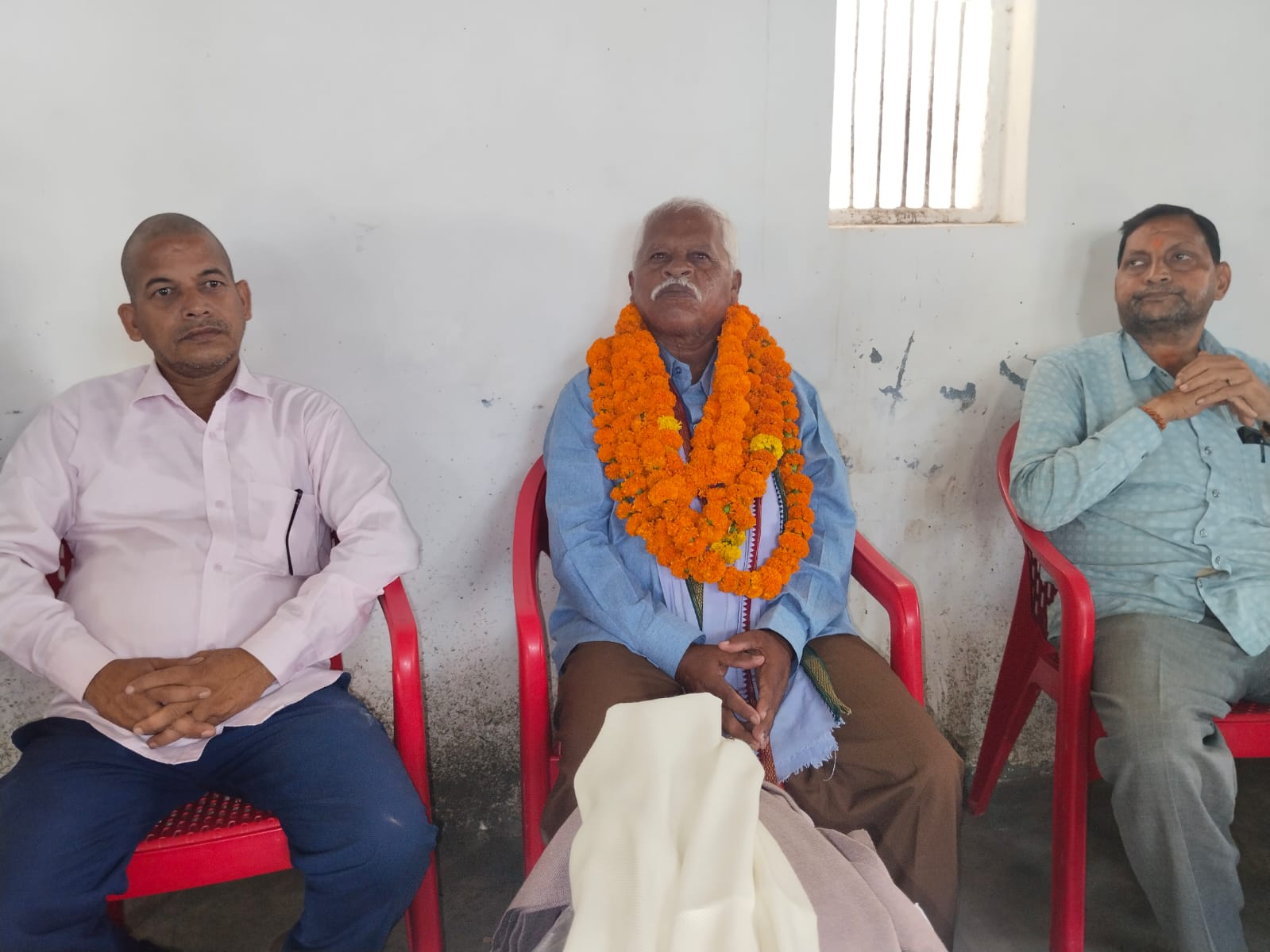 गोंडा : सेवा काल के अंतिम दिन पोस्टमैन श्री निवास ओझा को दी गई भावभीनी विदाई