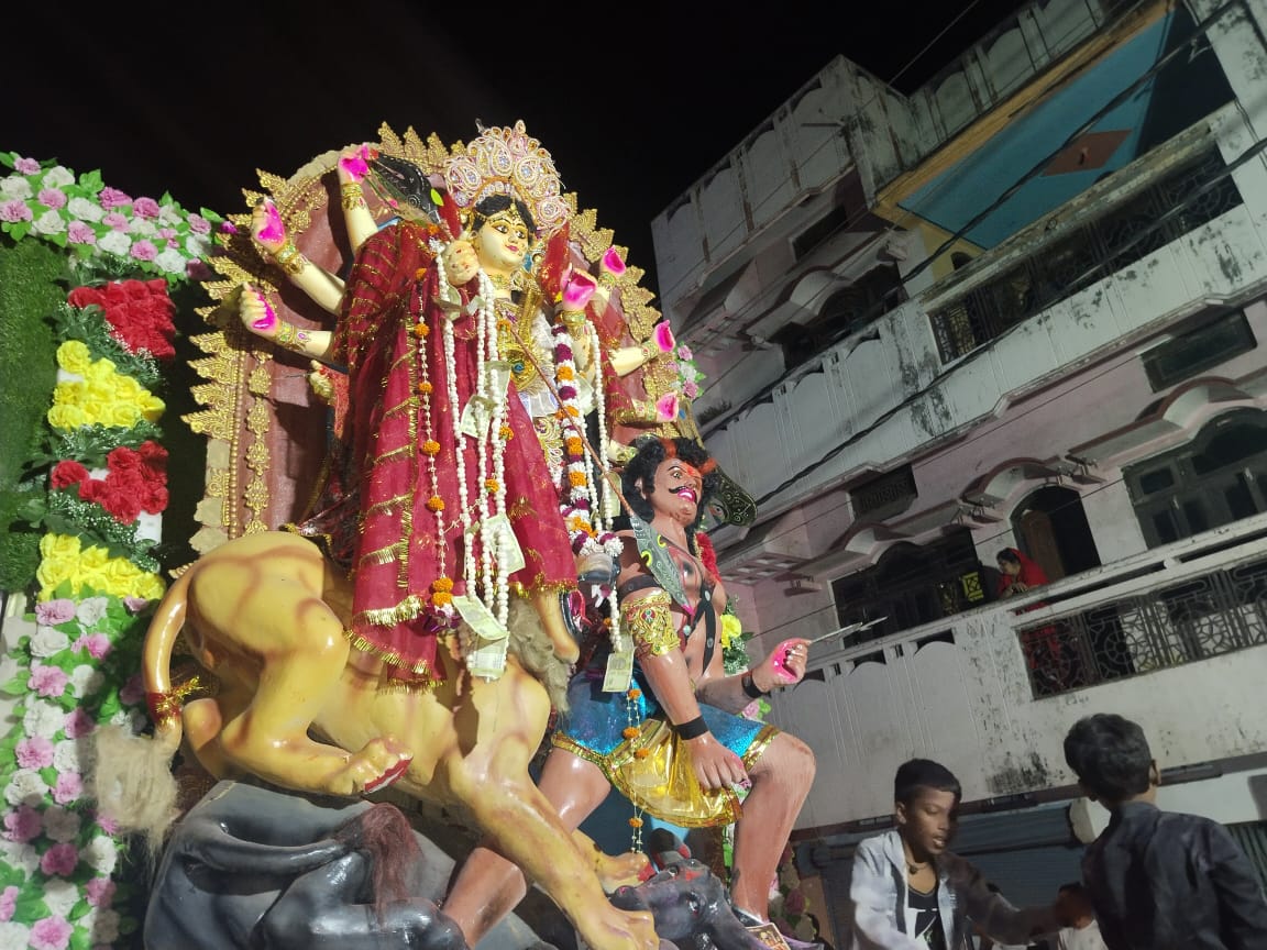 गोंडा : परसपुर में मां दुर्गा की शोभायात्रा रोकने पर हंगामा, विधायक अजय सिंह के हस्तक्षेप से शांतिपूर्ण विसर्जन
