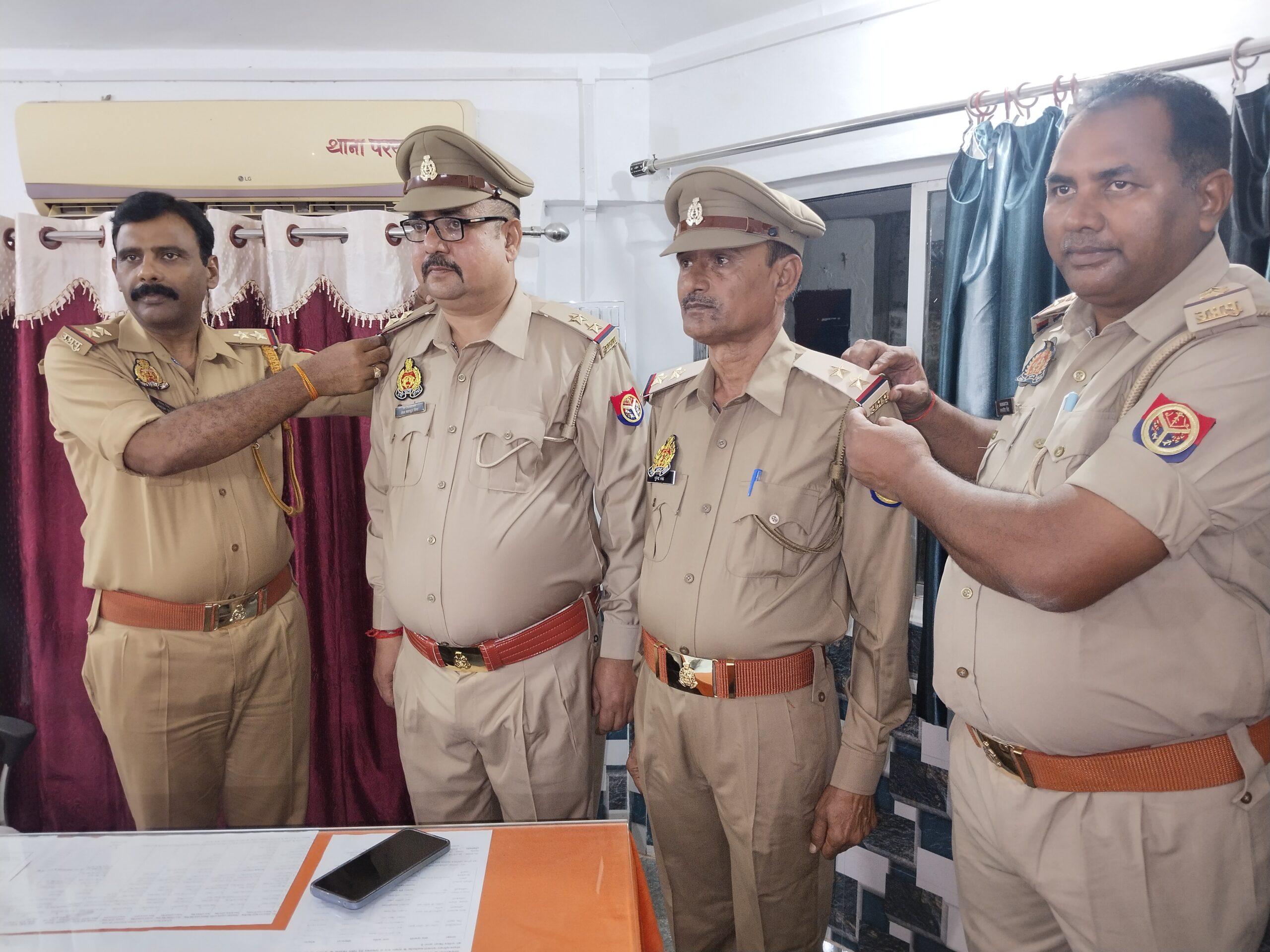 गोंडा : परसपुर थाने में हेड कॉन्स्टेबल से एसआई बनने पर हुआ शानदार सम्मान समारोह, थानाध्यक्ष ने कंधों पर लगाया स्टार बैज