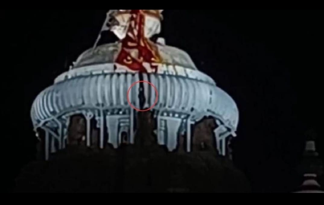ओडिशा के पुरी स्थित श्री जगन्नाथ मंदिर परिसर में सुरक्षा को लेकर भारी चूक दिखी.