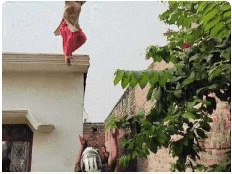गोंडा : अतिक्रमण हटाने गई टीम पर हंगामा, युवती ने छत से लगाई छलांग
