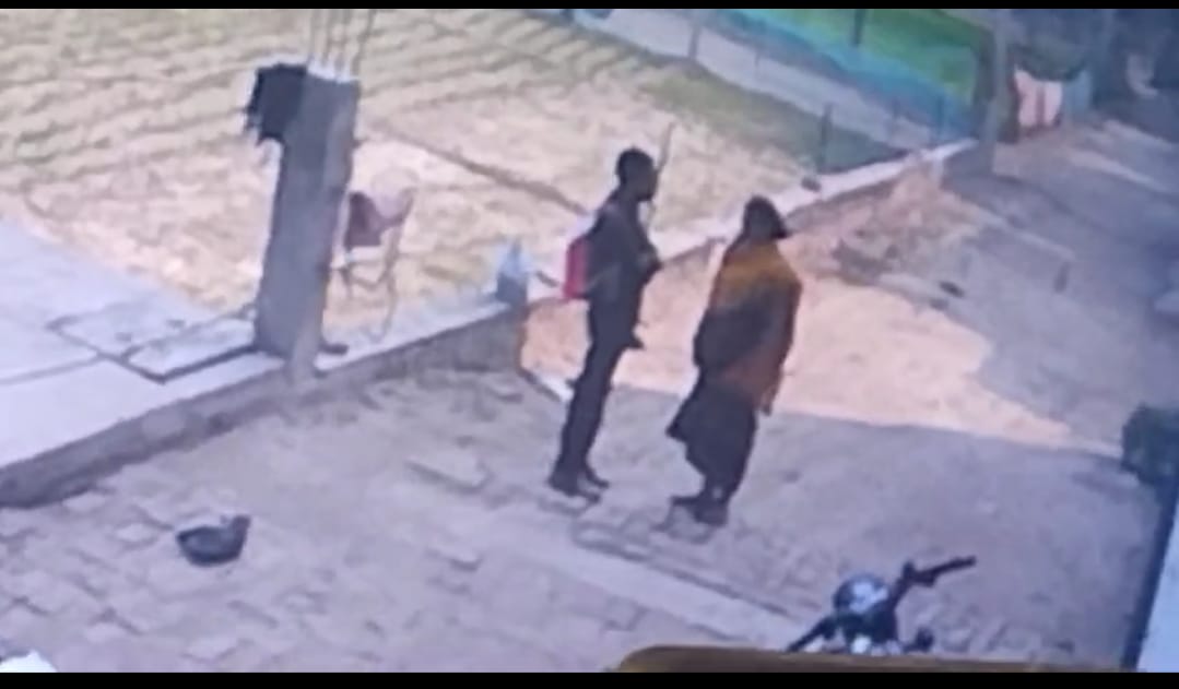गोंडा : गवाह के घर संदिग्ध की दस्तक से फैली सनसनी, सीसीटीवी में कैद हुई तस्वीर