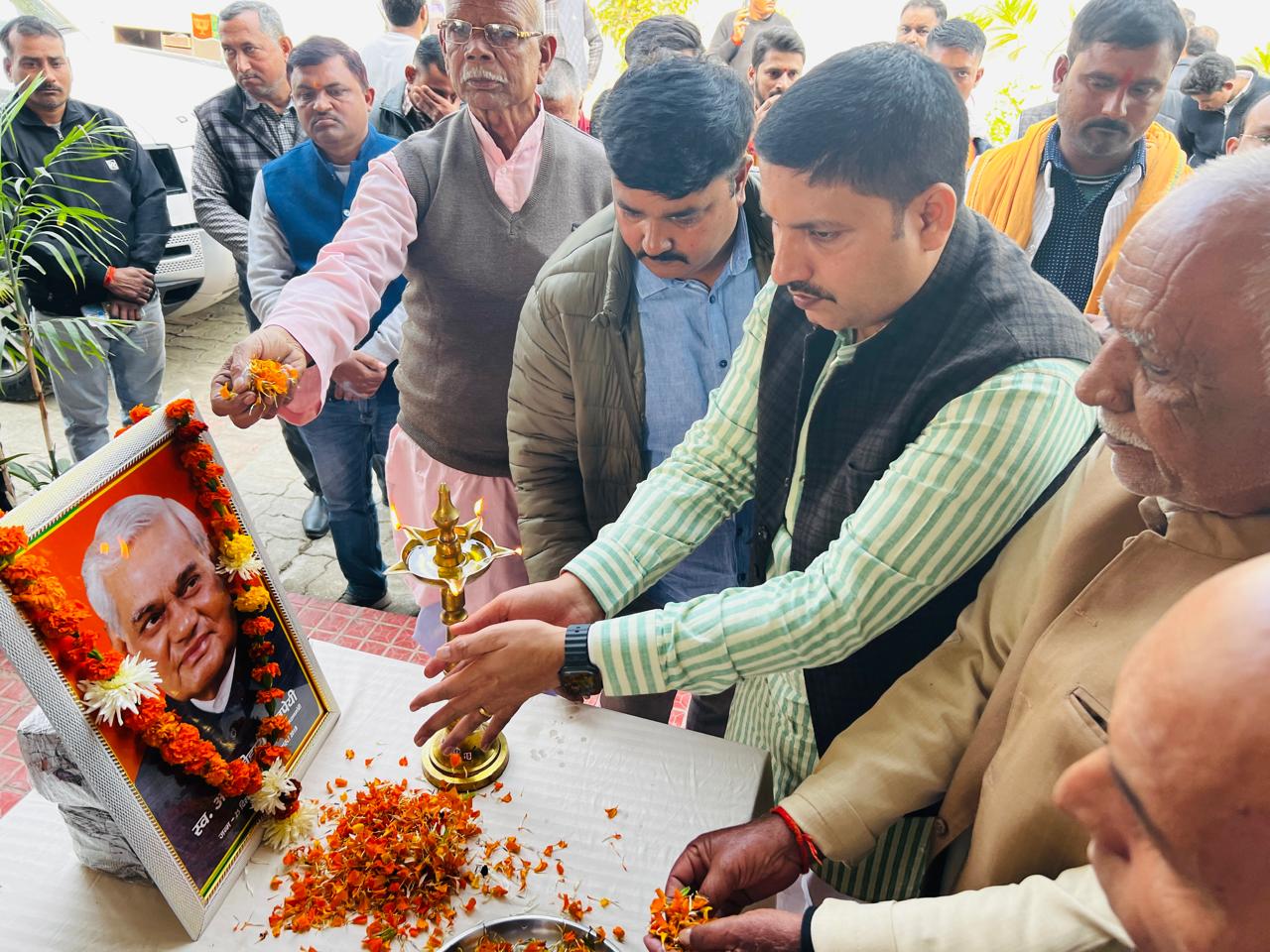 गोंडा : अटल बिहारी वाजपेयी की जयंती पर अटल पार्क में मनाया गया सुशासन दिवस