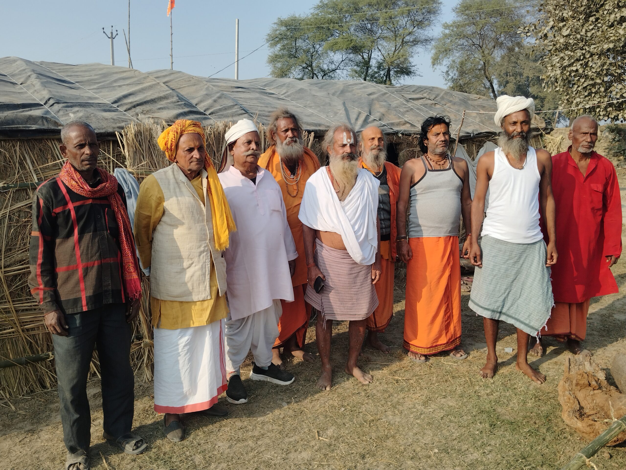 गोंडा : हैंडपंप से स्नान को मजबूर श्रद्धालु, सरयू नदी की पवित्रता पर सवाल