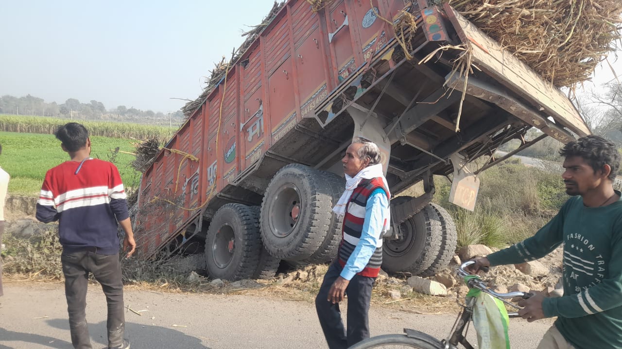 गोंडा : अनियंत्रित ट्रक खाई में,हादसा टला