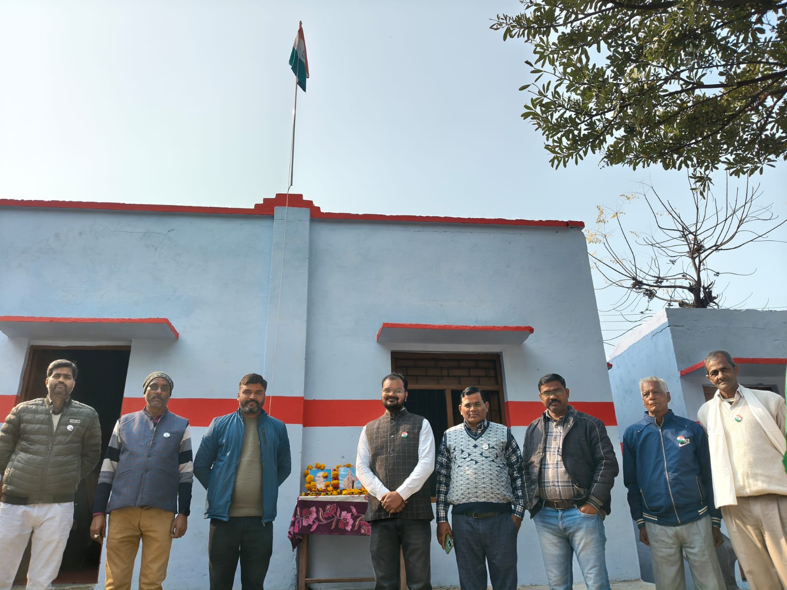 गोंडा : ग्राम प्रधान जन्मेजय सिंह द्वारा गणतंत्र दिवस के अवसर पर कम्पोजिट विद्यालय पुरैना में किया गया ध्वजारोहण