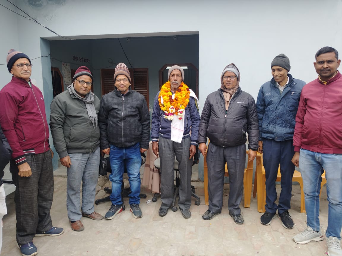 गोंडा : सेवानिवृत्ति पोस्टमैन धर्मराज वर्मा को दी गई भावभीनी विदाई, विभागीय कर्मचारियों ने फूल माला पहनाकर किया स्वागत