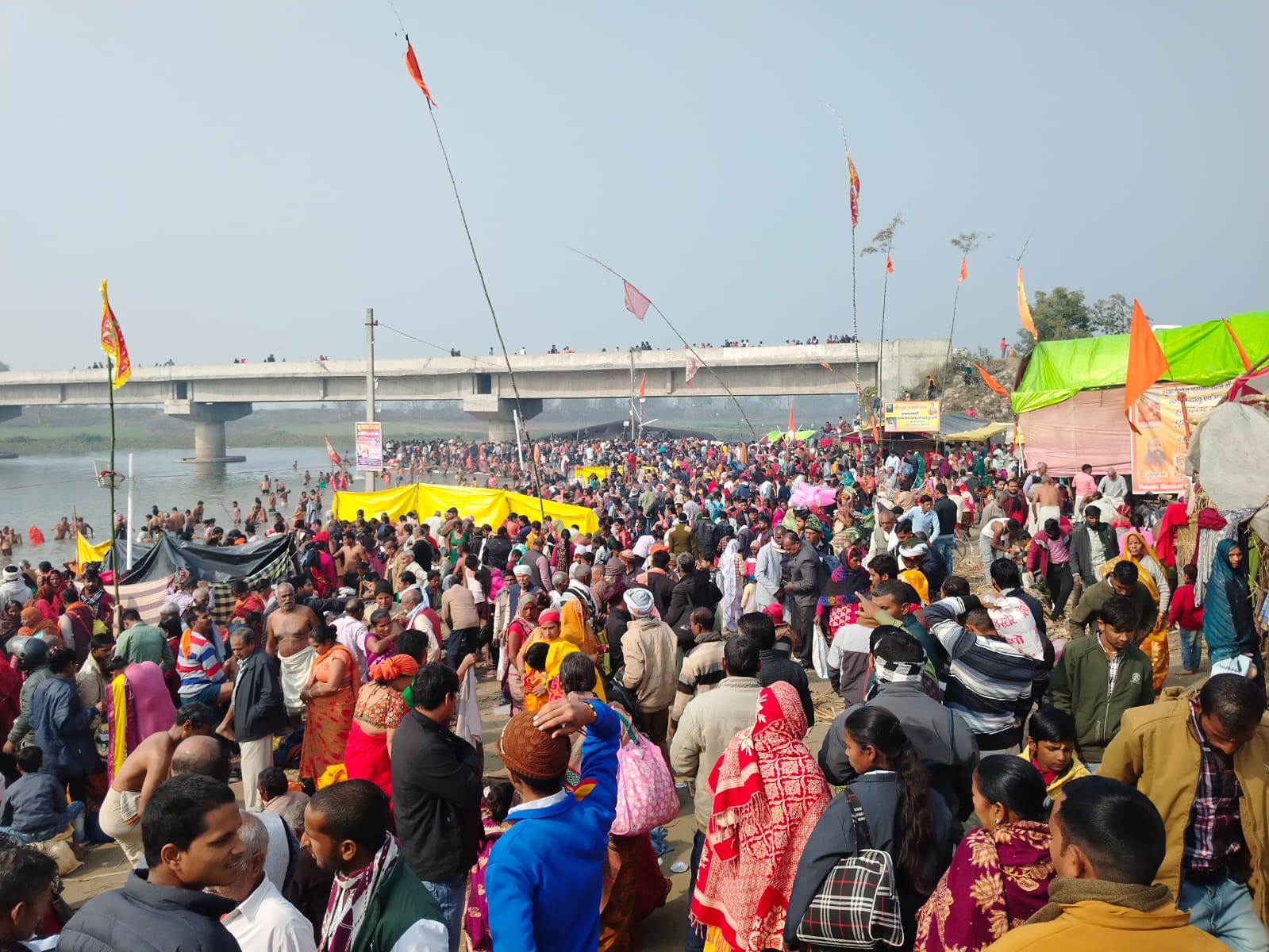 गोंडा : पौष पूर्णिमा पर त्रिमुहानी संगम में श्रद्धालुओं ने लगाई आस्था की डुबकी, भक्तिमय हुआ वातावरण