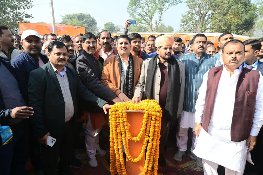 गोंडा : ग्राम पंचायत पसका के नए भवन का पूर्व सांसद बृजभूषण शरण सिंह ने किया लोकार्पण