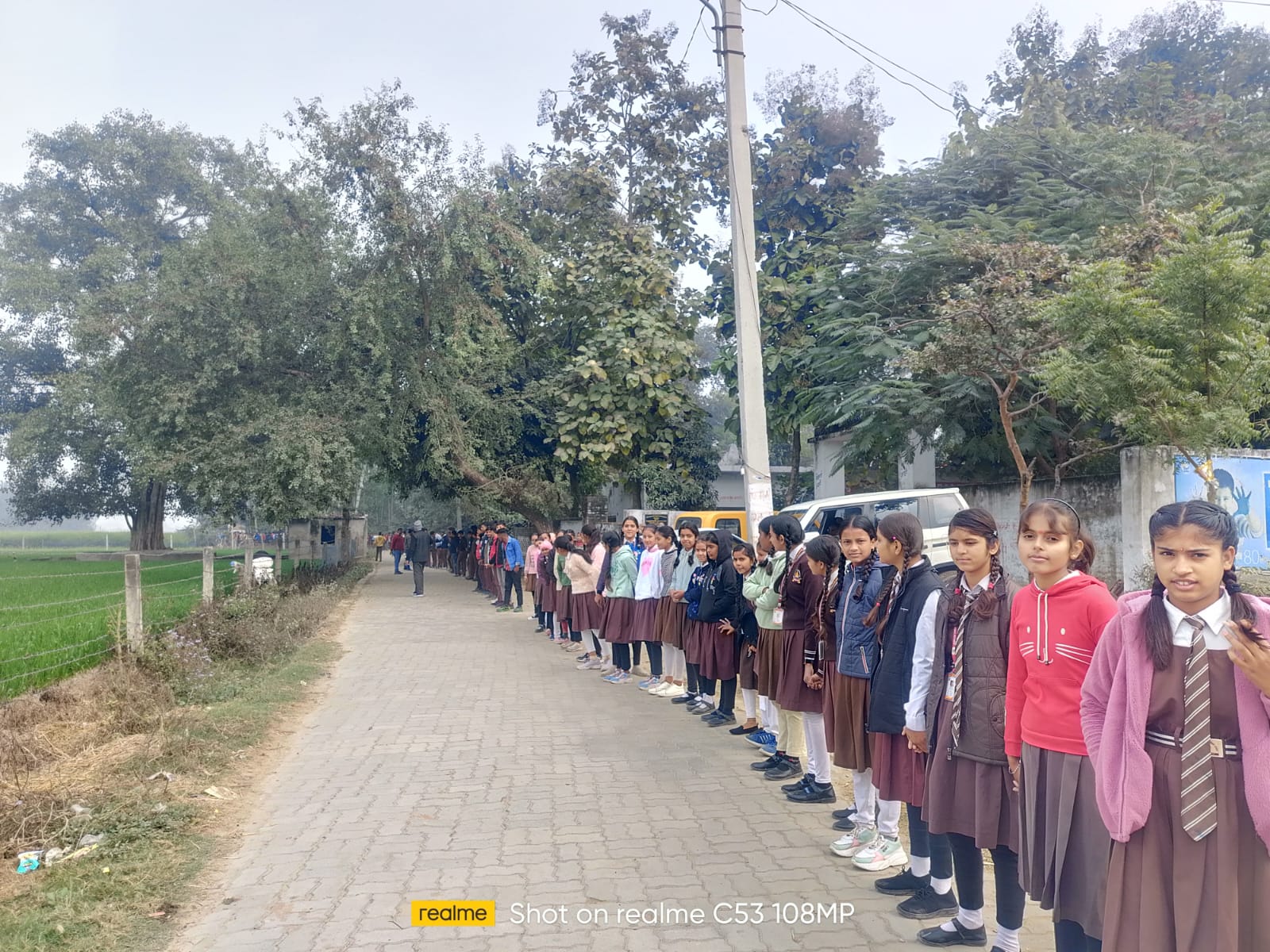 गोंडा : महर्षि दयानंद वैदिक इंटर कॉलेज में निकाली गई सड़क सुरक्षा जागरूकता रैली