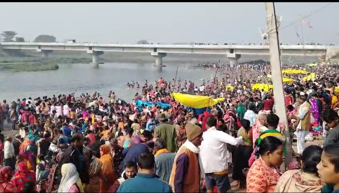 गोंडा : पसका त्रिमुहानी घाट पर उमड़ा आस्था का सैलाब, स्नान-दान के साथ की पूजा