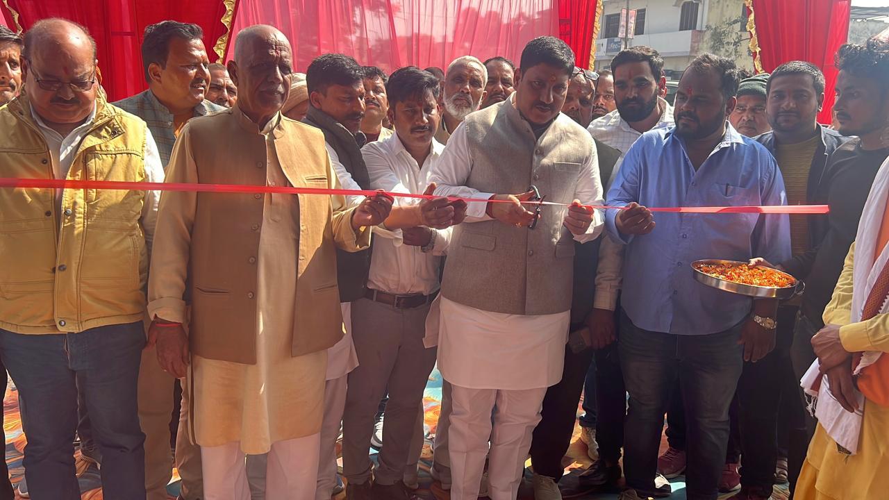 गोंडा : विधायक अजय सिंह ने मैकोफैब कृषि यंत्रों की दुकान का फीता काटकर किया उद्घाटन