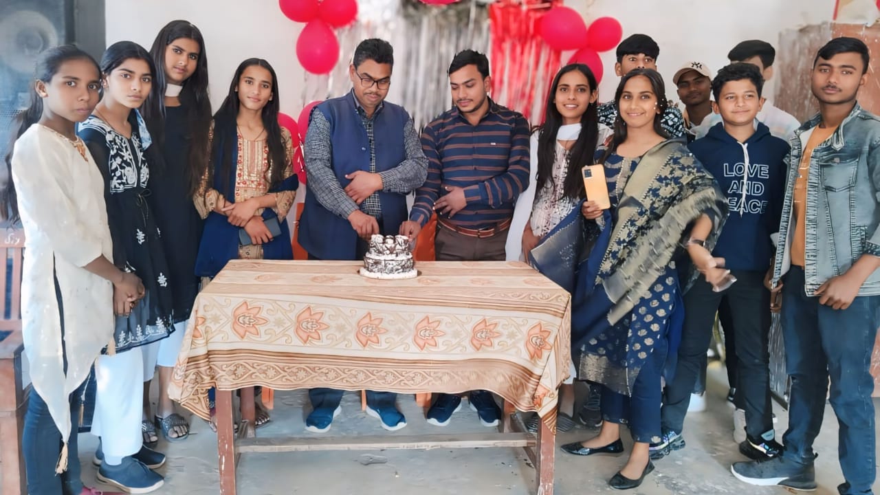 गोंडा : हाईस्कूल के विद्यार्थियों को दी गई भावभीनी विदाई, शिक्षकों और छात्रों की आंखें हुईं नम