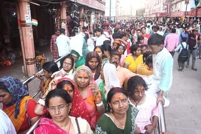 काशी विश्वनाथ धाम में उमड़ा आस्था का सैलाब,भक्तों की लगी कतार
