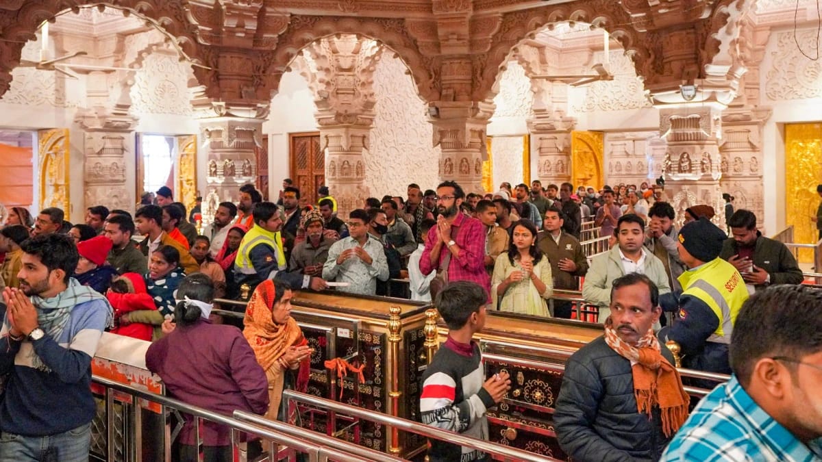 रोज साढ़े तीन से चार लाख श्रद्धालु कर रहे रामलला का दर्शन,छह से बढ़कर 32 हुई दान काउंटर की संख्या