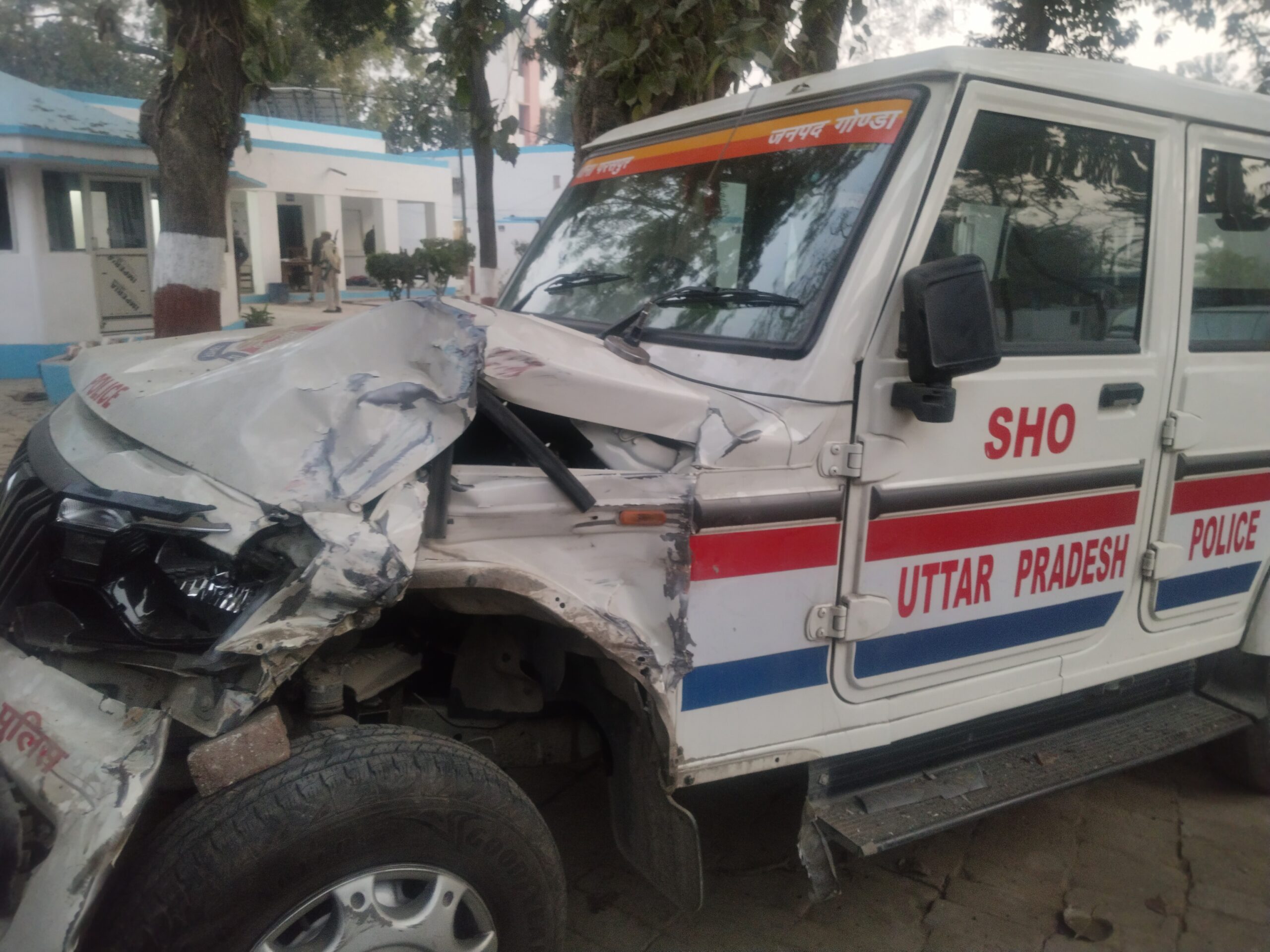 गोंडा : घने कोहरे में हादसा ,प्रयागराज से वापस आ रही श्रद्धालुओं की बस से टकराई थाने की बोलेरो